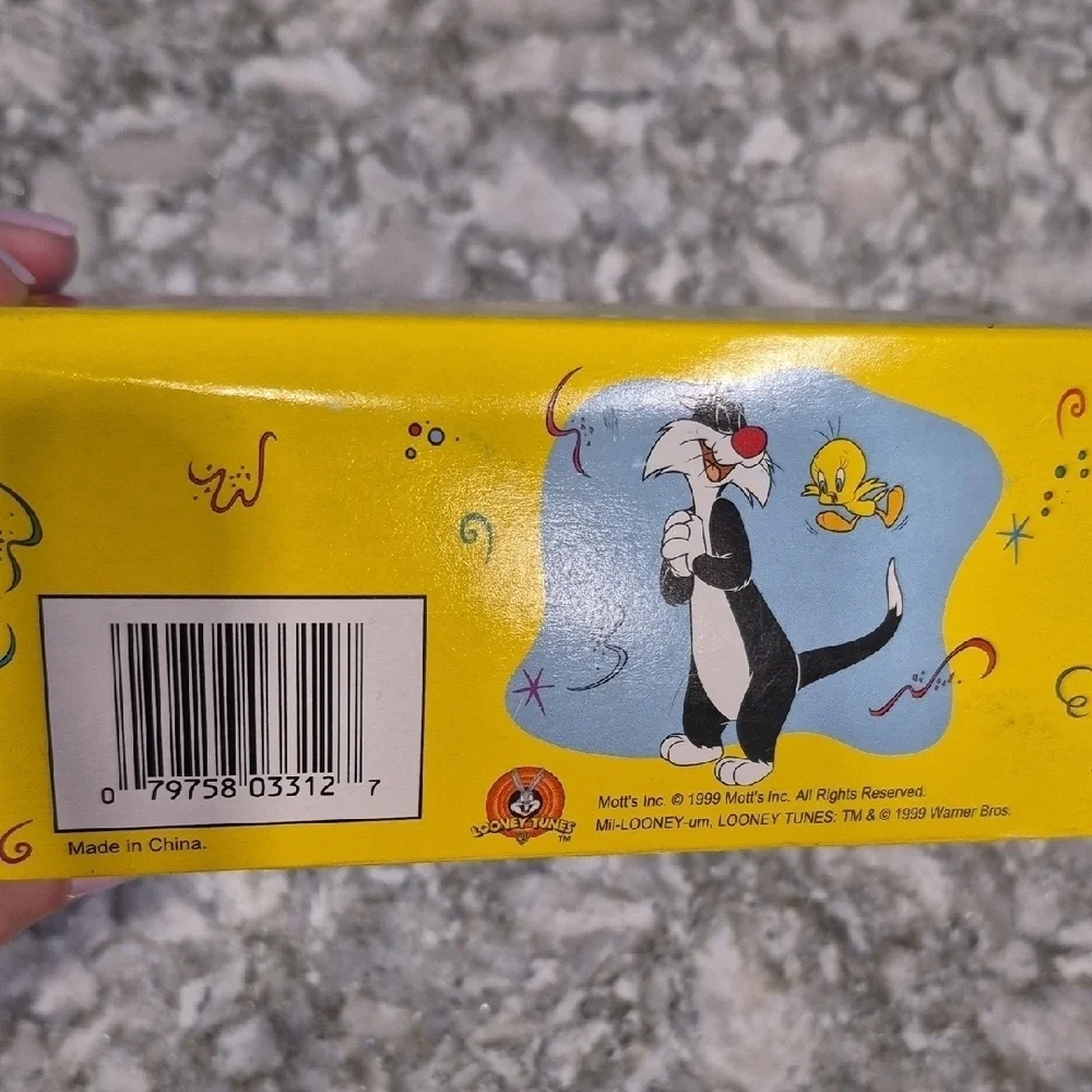 Looney Tunes Mil-LOONEY-um Camera millinium Y2K 2000 Limited Edition